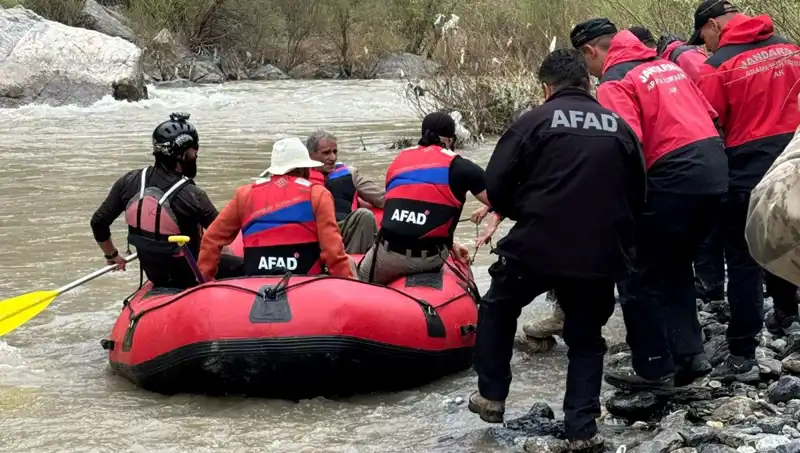 Zap Suyu'nda Mahsur Kalan 4 Kişi Kurtarıldı: Dram Dolu Anlar Yaşandı