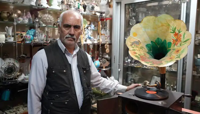 Antikacı Nejat Bey’in 44 Yıllık Gramofon Sevdası ve Hikayesi