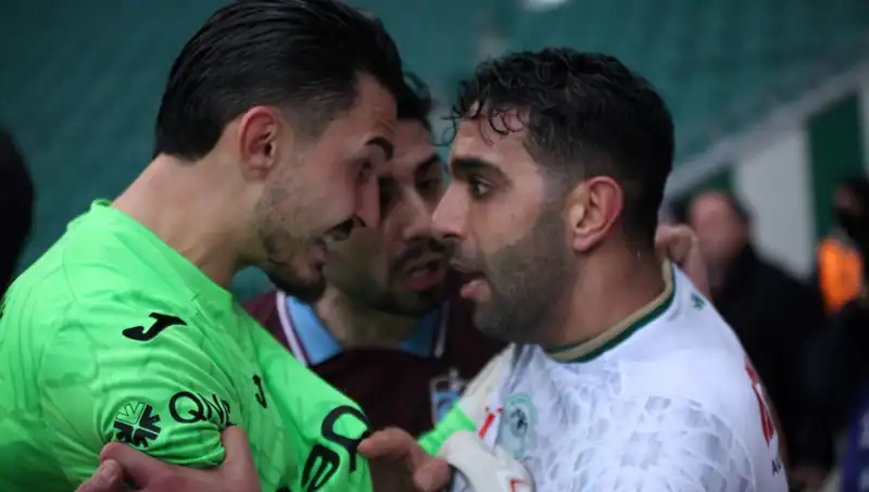 Konyaspor-Trabzonspor Maçında Gerilim Tavan Yaptı: Futbolcular Arasında Kavga Çıktı!