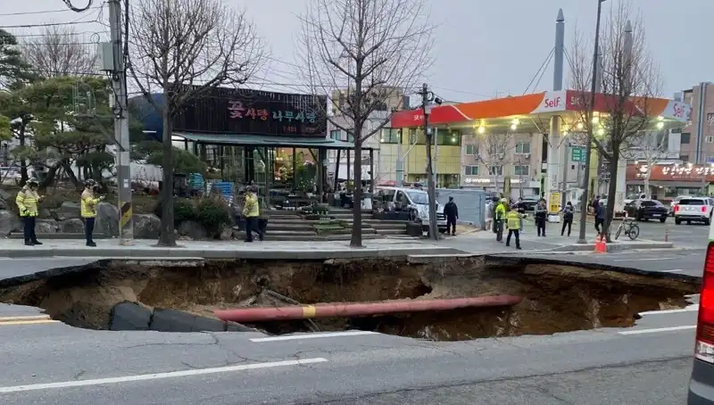 Güney Kore’de Dev Çukur Motosikleti Yuttu: 1 Kayıp, 1 Yaralı!