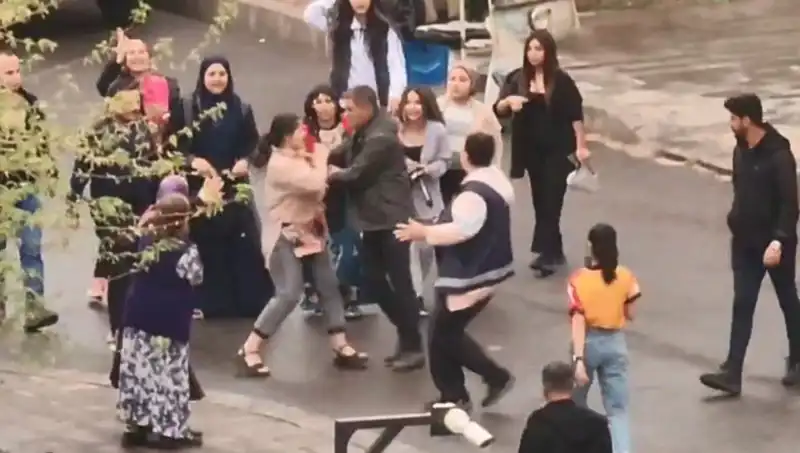 Adliye Önünde Yaşanan Tekmeli Yumruklu Kavga Gündeme Damga Vurdu
