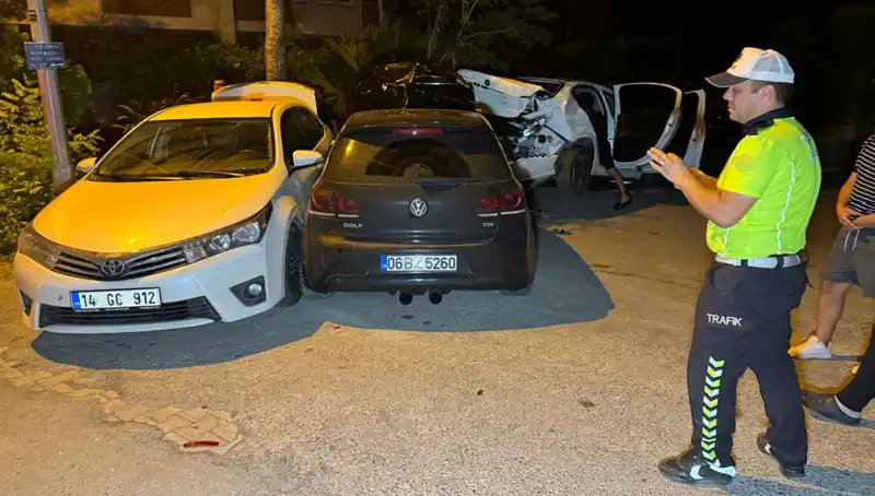 Alkollü Sürücü Sokağı Birbirine Kattı: Üç Araç Birden Mahvoldu