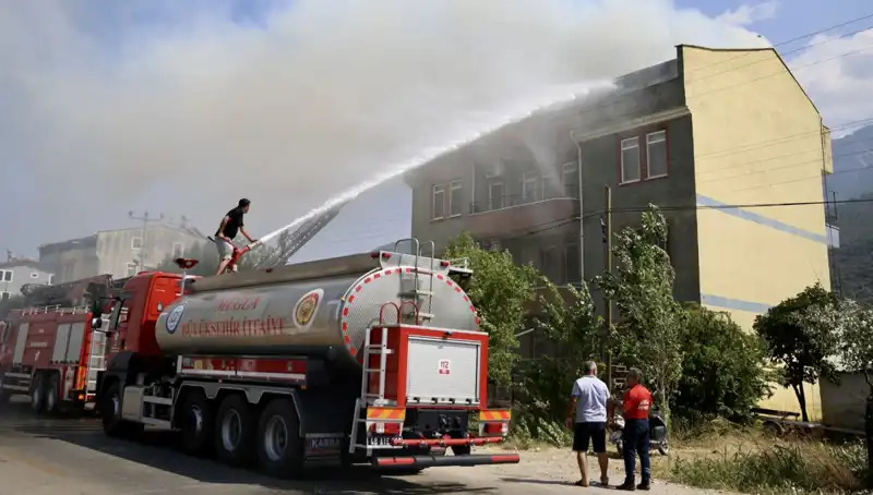 Çatı Katında Yangın! Acil Servisler Olay Yerine Koştu