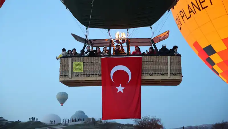 Kapadokya'da 23 Nisan Coşkusuyla Havada Renkli Türk Bayrakları