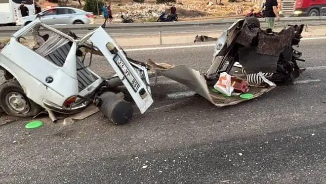 Bariyere Çarpan Araçta Facia: Bir Ölü, Bir Yaralı!