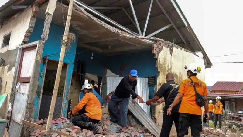 Endonezya'da 5,7 Büyüklüğünde Deprem: 8 Ev Yıkıldı, Korku Dolu Anlar!