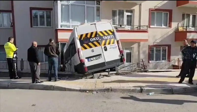Okul Servisi Balkona Girdi: Kaza Sonrası İki Öğrenci Yaralandı