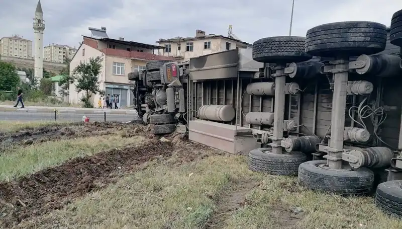 Freni Boşalan TIR'ın Yol Açtığı Dehşet Kazası Erzurum'u Sarstı
