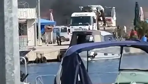Tuzla'da Balıkçı Barınağında Patlayan Lastik Yangını Dikkat Çekti