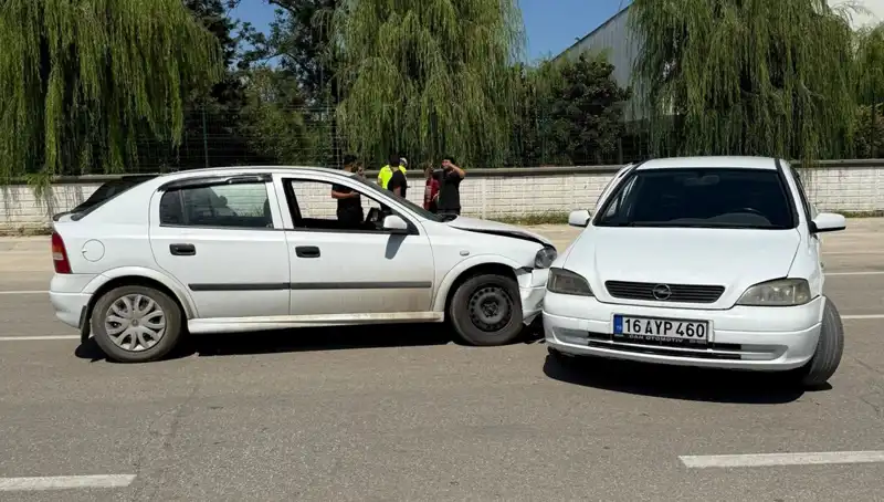 İki Otomobilin Çarpışması Sonucu İki Kişi Yaralandı: Olay Yerinden İlk Bilgiler