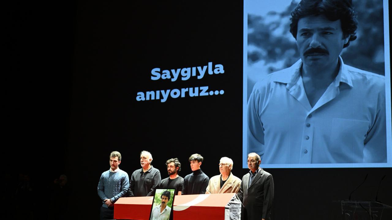Ferdi Tayfur, sevenleri tarafından AKM'de anıldı