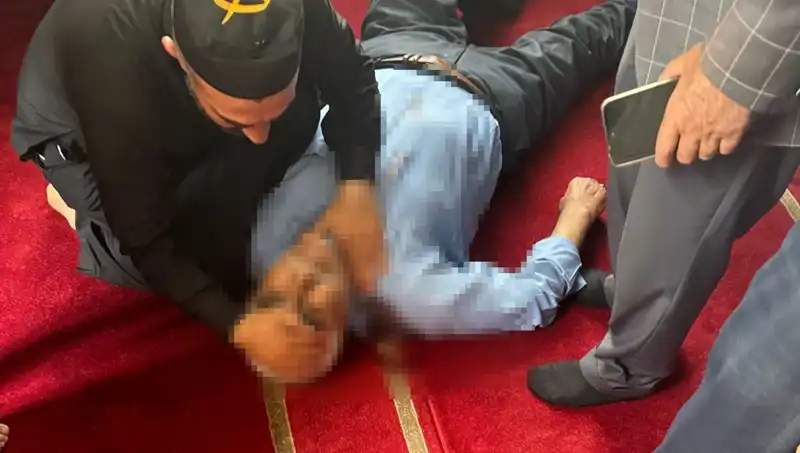 Camide Namaz Kılarken Kan Donduran Bıçaklı Saldırı!