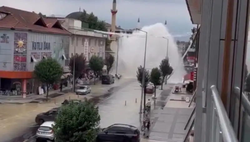 İçme Suyu Hattında Patlama: Metrelerce Yükseğe Fışkıran Su Alarm Verdi