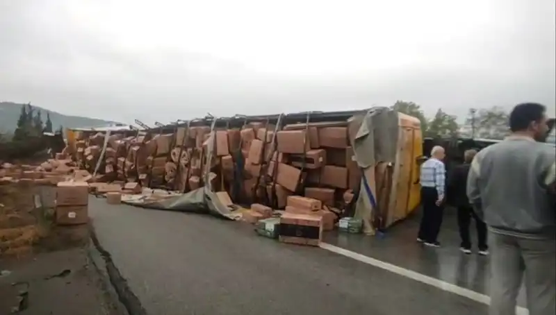 TEM Otoyolu'nda TIR Devrildi, Ankara İstikametinde Trafik Kaosu Başladı